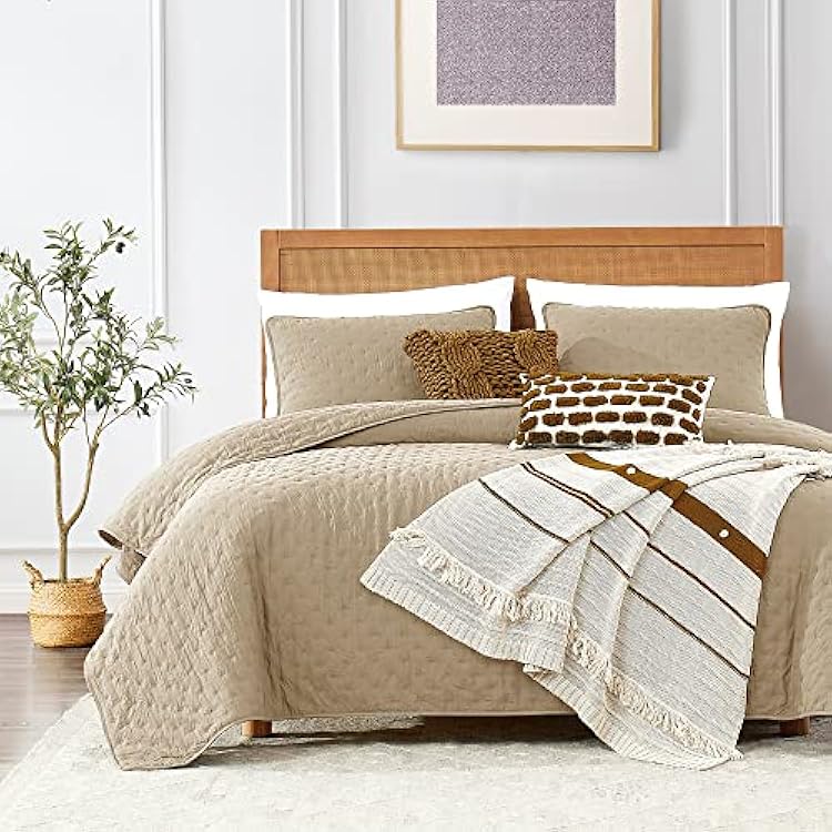 ROARINGWILD Cloud Oversized King Quilt Sets with Pillow Shams, Beige California Cal King Size Lightweight Soft Coverlet Bedspread, Tan Cream Thin Bedding Set, 3 Pieces, 118x106 inches