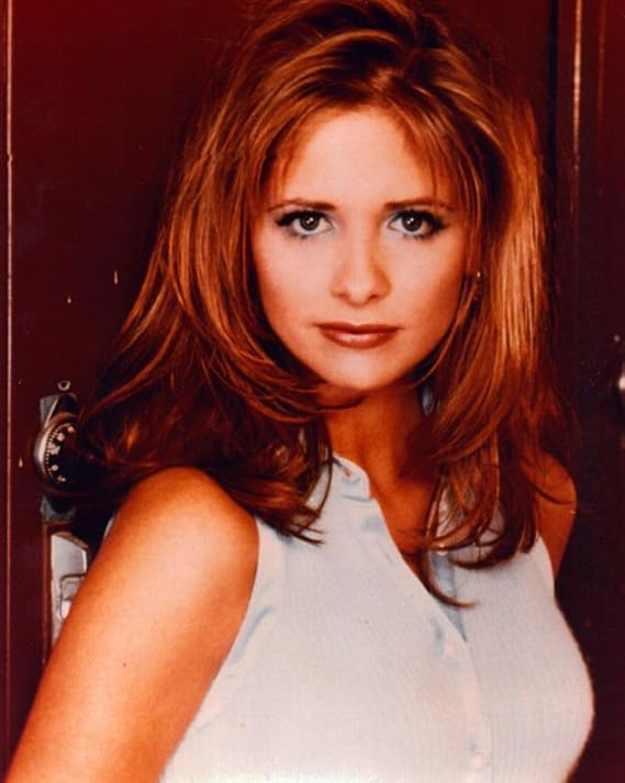 Posterazzi Sarah Michelle Gellar Against Locker Photo Print (16 x 20) - Item # PIC00230