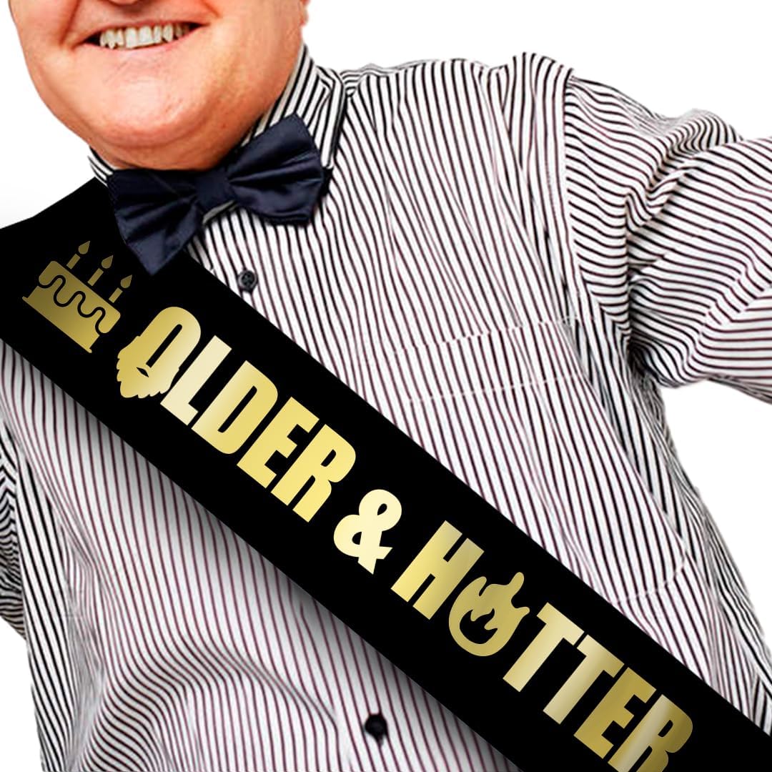 Older & Hotter サッシュ - 誕生日サッシュ、誕生日プレゼント 誕生日サッシュ 男性用 おじいちゃん おばあちゃん パーティー 記念品 誕生日パーティー用品 誕生日 キングサッシュ 男性用 男の子 ブラック, ブラック, Small